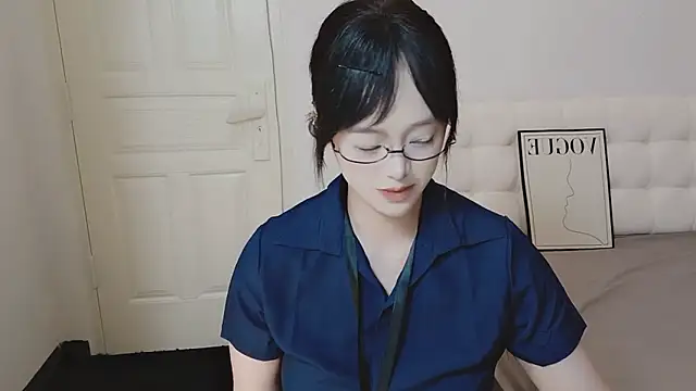 QiuPeiPeimmm online show from November 17, 2025, 4:07 am