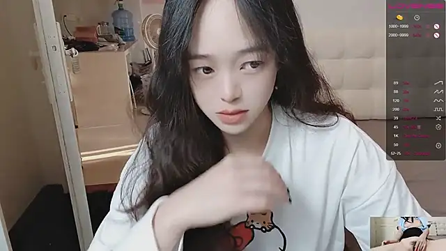 QiuPeiPeimmm online show from December 15, 2025, 8:40 am