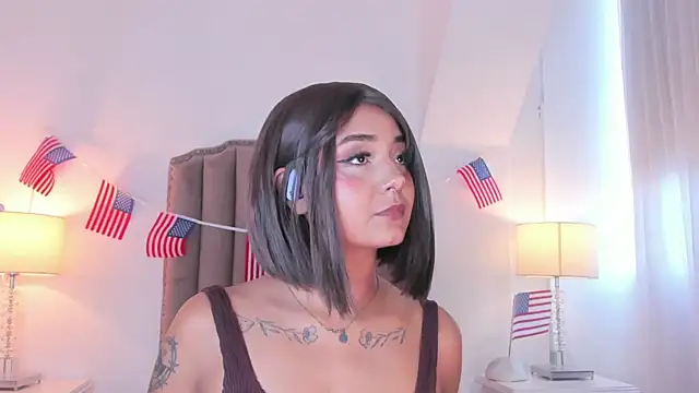 Snapshot of Emma_Torres__ chatting on July 4, 2026, 12:33 pm Emma Torres online show from July 4, 2026, 12:33 pm