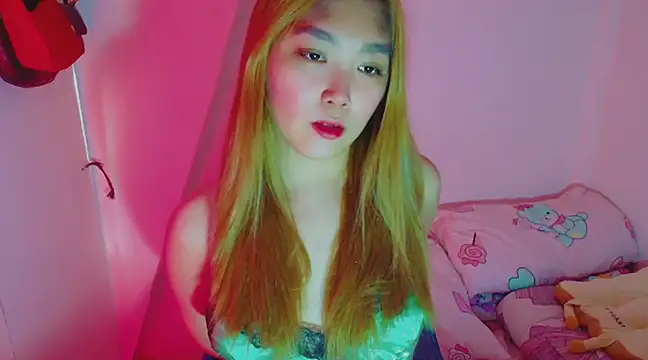 TR4NSCUTI3 online show from January 6, 2025, 11:31 pm