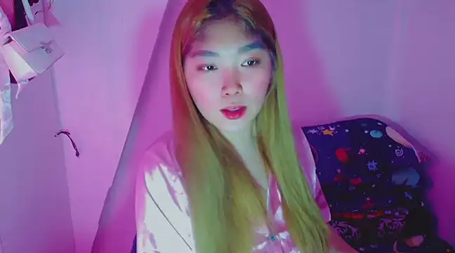 TR4NSCUTI3 online show from February 17, 2025, 9:52 pm