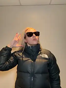 Strongqueen online show from December 18, 2025, 11:44 pm