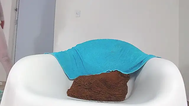 Upskirt Squirt96 online show from October 14, 2025, 1:56 pm