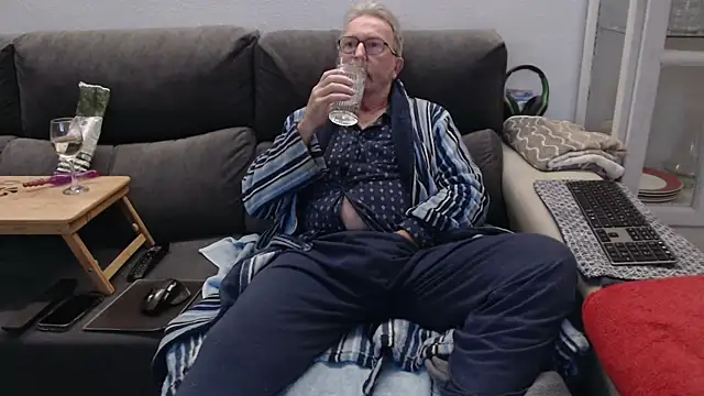 Snapshot of Nudelschwanz chatting on March 11, 2026, 9:10 pm Nudelschwanz online show from March 11, 2026, 9:10 pm