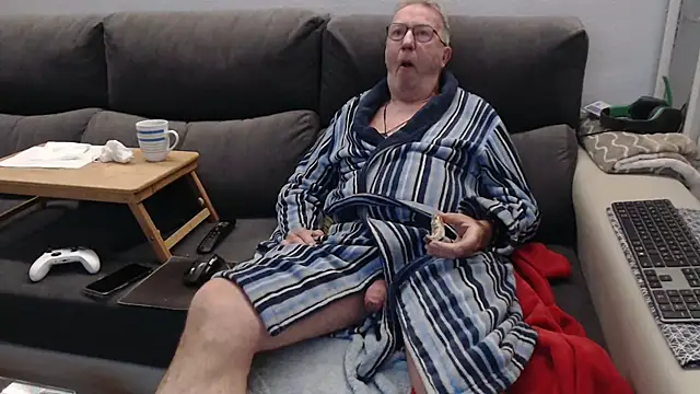 Snapshot of Nudelschwanz chatting on April 16, 2026, 4:35 am Nudelschwanz online show from April 16, 2026, 4:35 am