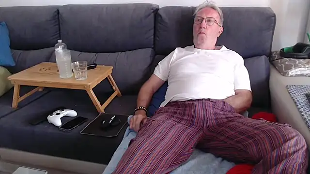Snapshot of Nudelschwanz chatting on May 1, 2026, 1:37 pm Nudelschwanz online show from May 1, 2026, 1:37 pm