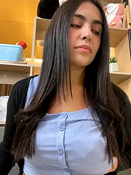 Snapshot of DaphneUwu chatting on October 14, 2025, 12:44 am DaphneUwu online show from October 14, 2025, 12:44 am