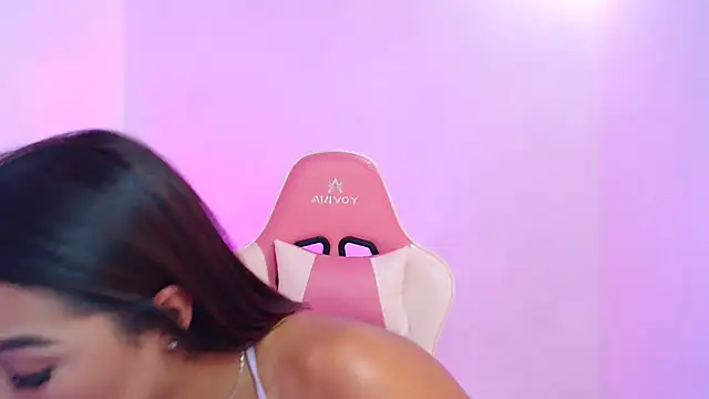 GiltRosebush online show from March 12, 2025, 4:02 pm