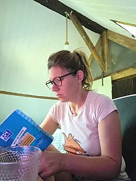 Snapshot of Lina_lou4 chatting on June 20, 2026, 4:43 pm Lina lou4 online show from June 20, 2026, 4:43 pm