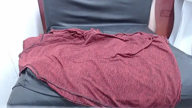 Laura hottt online show from October 29, 2025, 2:30 pm