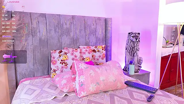 lara giraldo online show from March 3, 2026, 11:54 pm