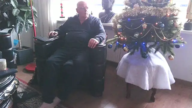 Snapshot of Exhib070 chatting on December 17, 2024, 11:39 am Exhib070 online show from December 17, 2024, 11:39 am