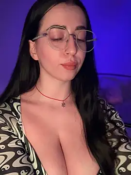 Emylia online show from November 9, 2025, 5:00 pm