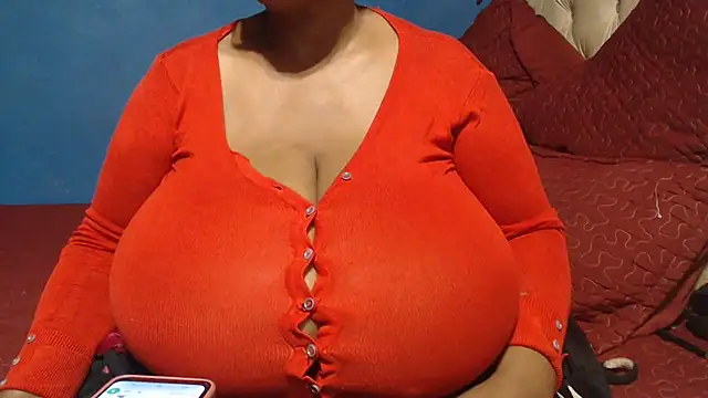CUTEFIRMMELONSS online show from May 4, 2026, 4:47 pm