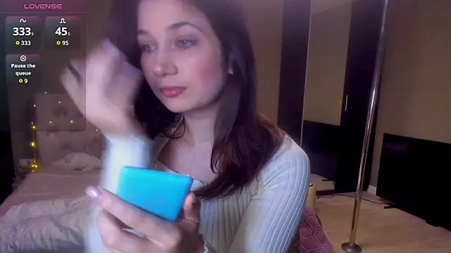 Snapshot of Carina_E chatting on February 14, 2026, 6:43 am Carina E online show from February 14, 2026, 6:43 am