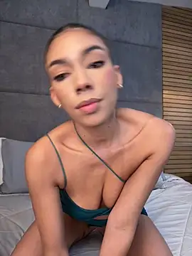 Snapshot of EllaSanz_ chatting on May 19, 2026, 10:27 pm EllaSanz online show from May 19, 2026, 10:27 pm