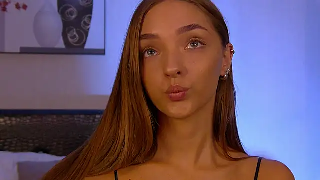 VirginieCruz online show from September 15, 2025, 7:25 pm