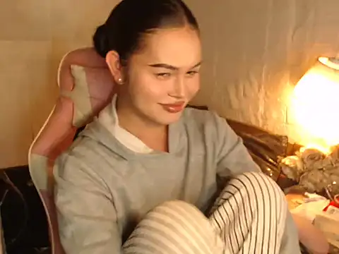 Ashely Lewis online show from November 24, 2025, 2:28 pm