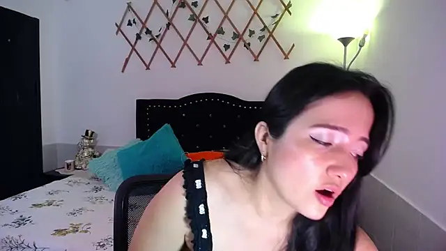 naughty girl 4u online show from October 24, 2025, 7:32 pm