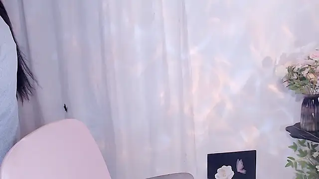 Snapshot of SHY-_-girl chatting on May 20, 2026, 2:29 am SHY- -girl online show from May 20, 2026, 2:29 am