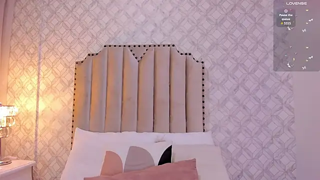 Pia Johnson  online show from December 2, 2025, 11:37 am