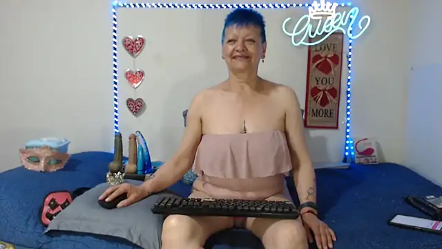 Snapshot of loquitaqueen011 chatting on April 4, 2026, 2:36 pm loquitaqueen011 online show from April 4, 2026, 2:36 pm