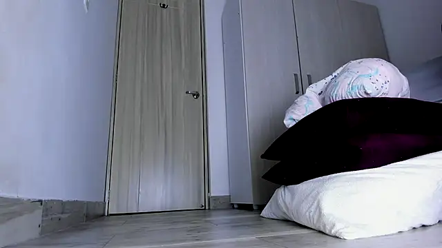 Skarleth69 online show from November 4, 2025, 3:38 am