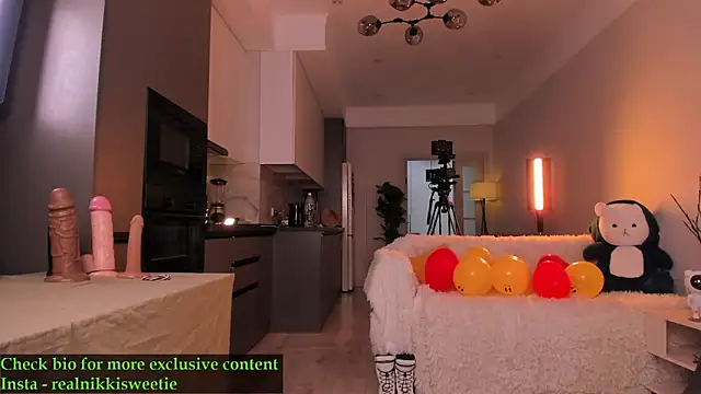 nikkisweetie online show from June 1, 2026, 4:14 am