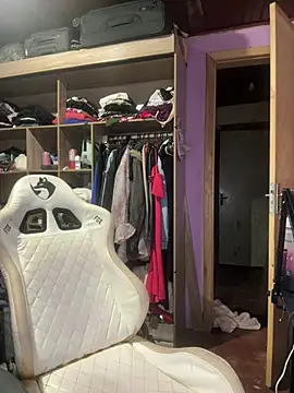 bunnydark00 online show from April 13, 2026, 4:40 am