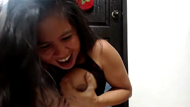 Vanessa3329 online show from November 24, 2025, 2:06 pm