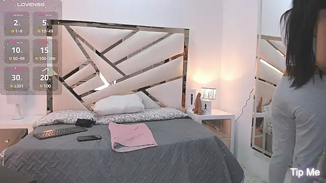 Snapshot of Naughty__Mom chatting on January 15, 2025, 12:36 pm Naughty Mom online show from January 15, 2025, 12:36 pm