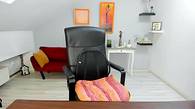 LollaGirl online show from December 16, 2025, 4:28 am