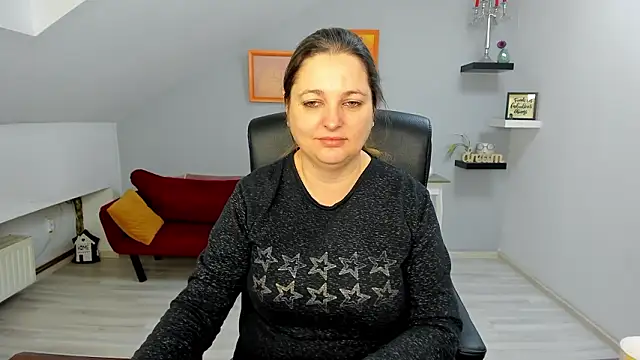 LollaGirl online show from February 5, 2026, 4:17 am