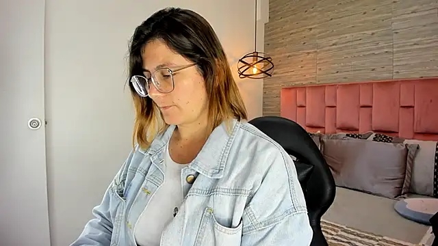 SarahDeyvis online show from October 24, 2025, 1:40 pm