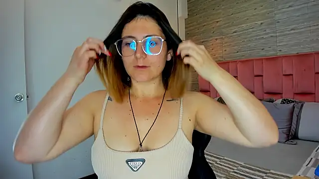 SarahDeyvis online show from October 28, 2025, 4:20 pm