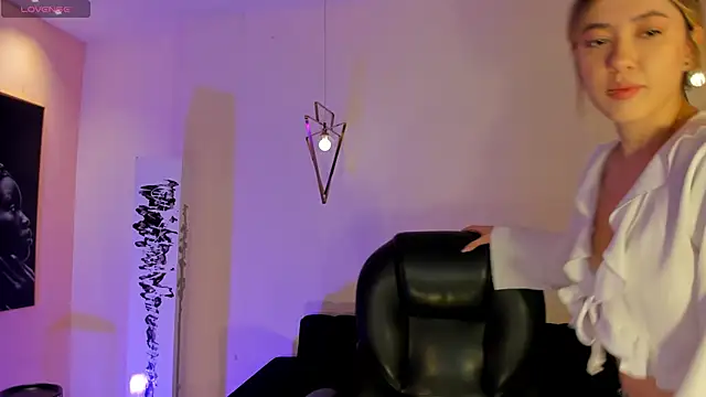 EveBensonX online show from January 12, 2026, 7:19 pm