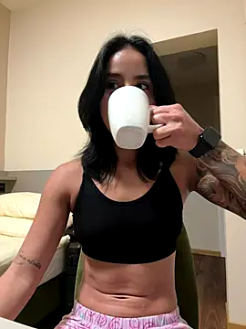 Snapshot of Ale_Lewis chatting on November 6, 2025, 6:53 pm Ale Lewis online show from November 6, 2025, 6:53 pm