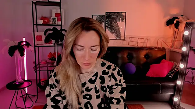 Snapshot of RebeccaMartinez chatting on January 23, 2025, 5:35 am RebeccaMartinez online show from January 23, 2025, 5:35 am