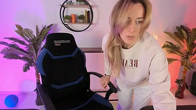 Snapshot of RebeccaMartinez chatting on February 28, 2025, 5:37 am RebeccaMartinez online show from February 28, 2025, 5:37 am