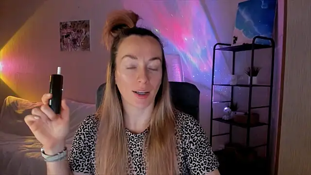 Snapshot of RebeccaMartinez chatting on December 15, 2025, 6:06 am RebeccaMartinez online show from December 15, 2025, 6:06 am