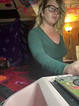 TrashleyRosebud online show from November 25, 2025, 8:58 am