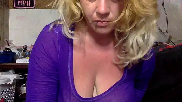 Snapshot of TrashleyRosebud chatting on June 3, 2026, 8:14 pm TrashleyRosebud online show from June 3, 2026, 8:14 pm