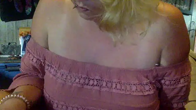 Snapshot of TrashleyRosebud chatting on June 28, 2026, 5:30 pm TrashleyRosebud online show from June 28, 2026, 5:30 pm