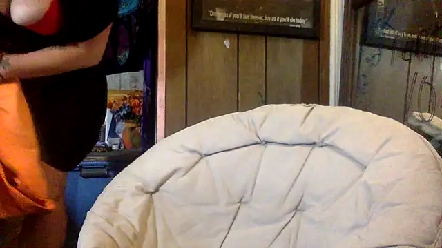 Snapshot of TrashleyRosebud chatting on July 1, 2026, 1:40 am TrashleyRosebud online show from July 1, 2026, 1:40 am