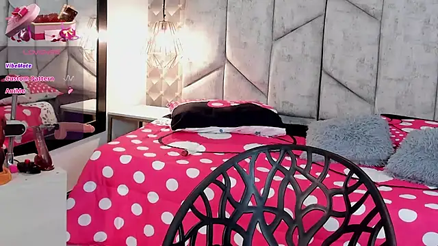 NiicolleMiller online show from November 1, 2025, 1:13 pm