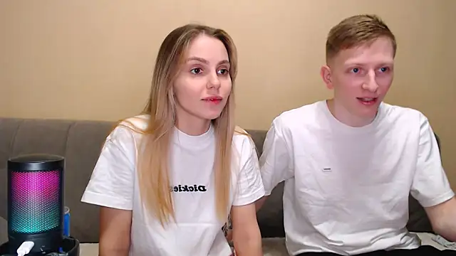 Snapshot of juliaanddima chatting on March 4, 2026, 11:00 pm juliaanddima online show from March 4, 2026, 11:00 pm