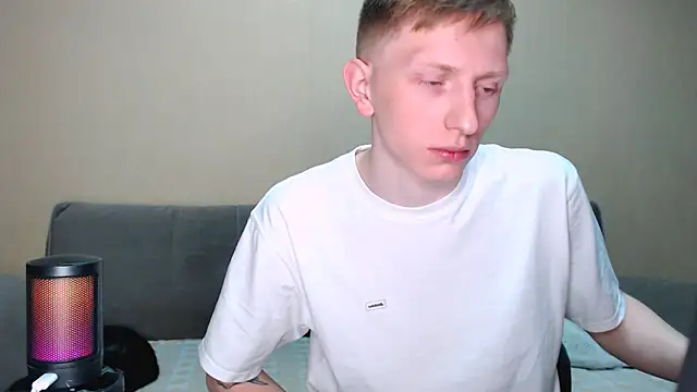 Snapshot of juliaanddima chatting on March 6, 2026, 9:44 pm juliaanddima online show from March 6, 2026, 9:44 pm