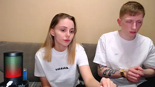 Snapshot of juliaanddima chatting on March 14, 2026, 10:15 pm juliaanddima online show from March 14, 2026, 10:15 pm