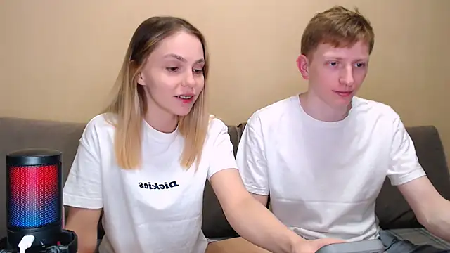 Snapshot of juliaanddima chatting on April 3, 2026, 10:41 pm juliaanddima online show from April 3, 2026, 10:41 pm