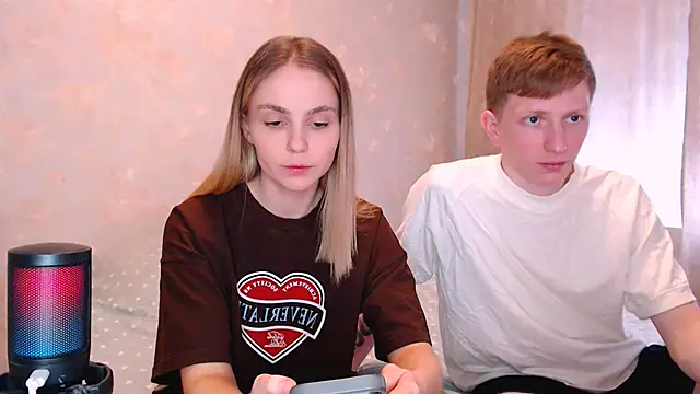 Snapshot of juliaanddima chatting on April 13, 2026, 8:42 am juliaanddima online show from April 13, 2026, 8:42 am